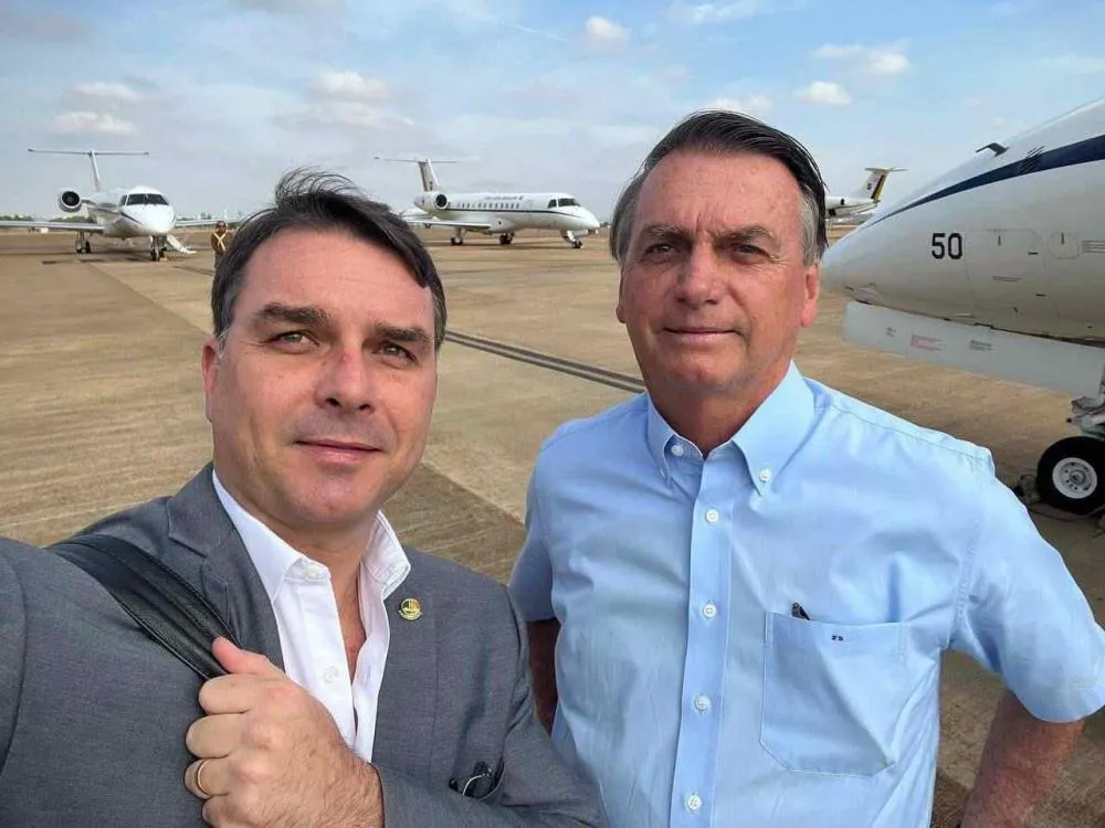 Bolsonaro confirma Flávio Bolsonaro como pré-candidato à Presidência em 2026