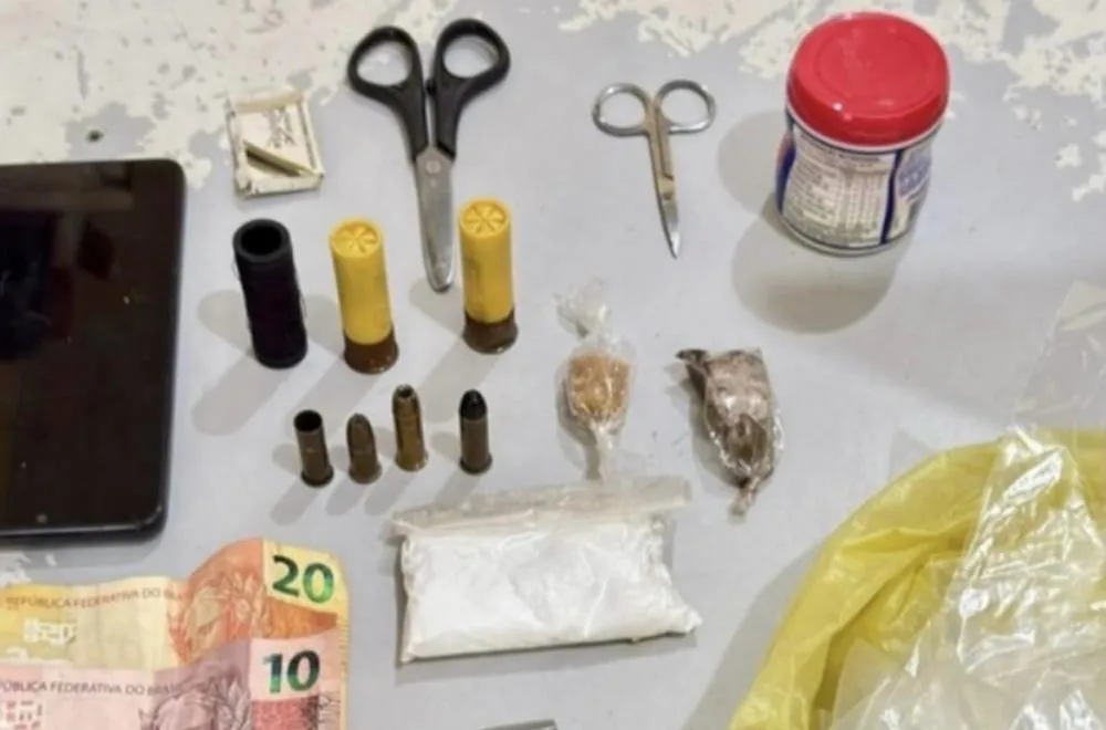 PM apreende drogas, munições e pássaros silvestres no bairro Los Angeles