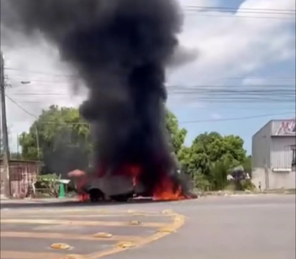 Carro é totalmente destruído por incêndio na Cascalheira 