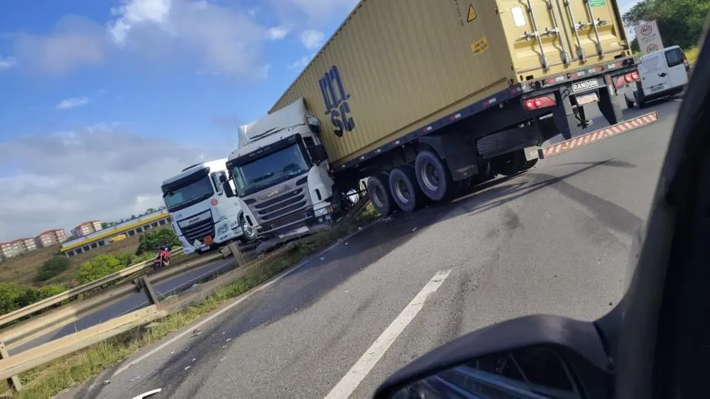 Acidente com caminhão é registrado na Via Parafuso, em Camaçari