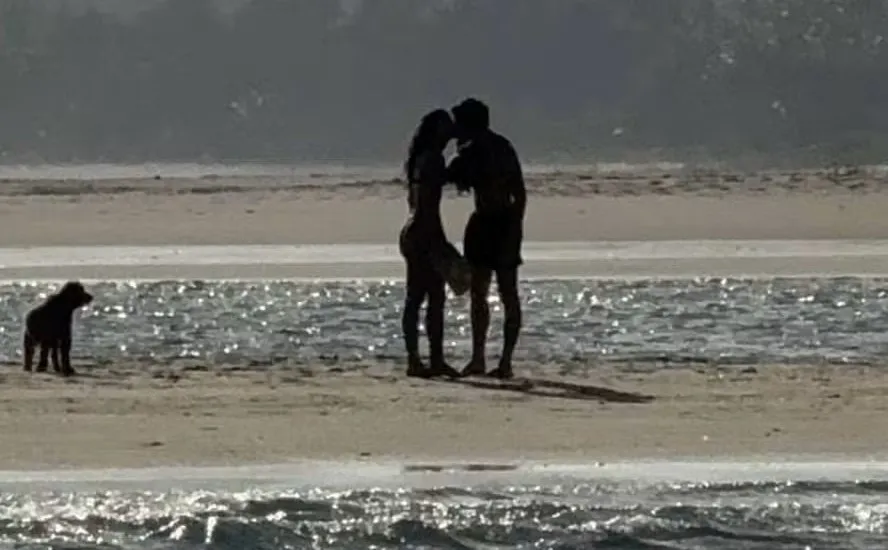 Shawn Mendes e Bruna Marquezine são flagrados aos beijos em praia de Alagoas