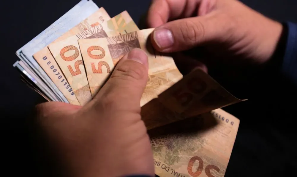 Novo salário mínimo de R$ 1.621 já está em vigor em todo o país