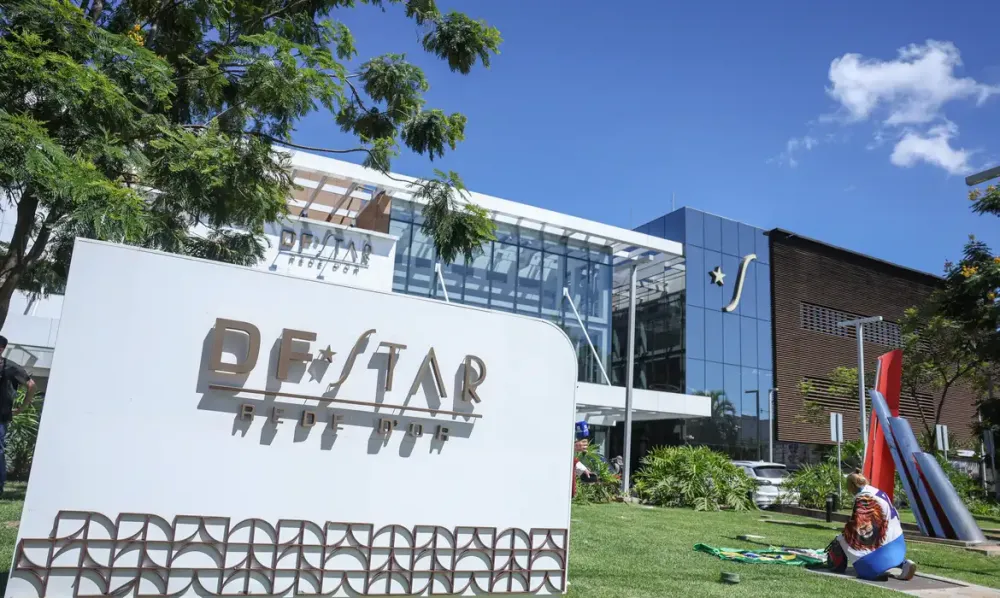 Bolsonaro recebe alta hospitalar e volta a cumprir pena na PF