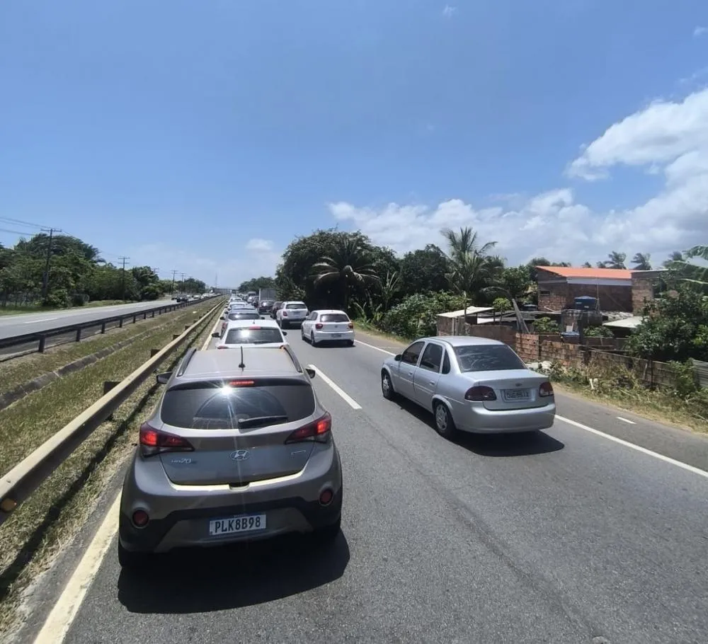 Engarrafamento de quase 30 km trava a Estrada do Coco na manhã desta sexta