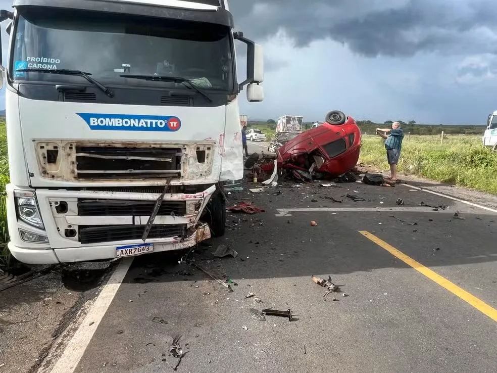 Cinco pessoas da mesma família morrem em colisão entre carro e caminhão na BR-135