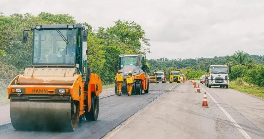 Obras provocam bloqueio temporário de faixa na Via Parafuso no sentido Salvador