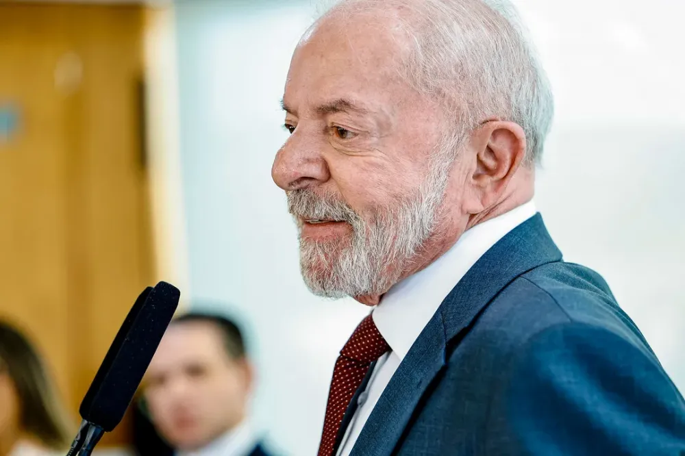 Lula assina veto a projeto que reduz pena de Bolsonaro em manifestação