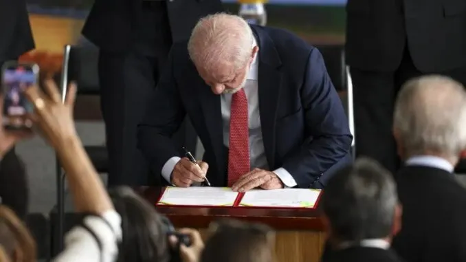 Lula veta integralmente PL que reduz penas de Bolsonaro e condenados por atos golpistas