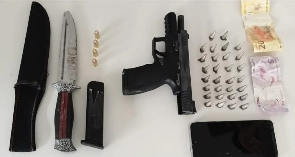 PM apreende arma e drogas durante ação policial no bairro do Bosque
