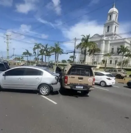 Engavetamento com viatura e outros cinco carros deixa dois feridos em Salvador 