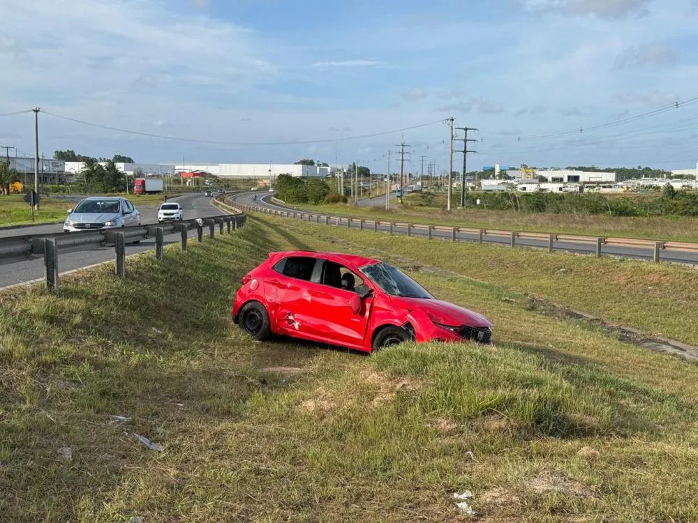 Motorista perde o controle da direção e capota na Via Parafuso