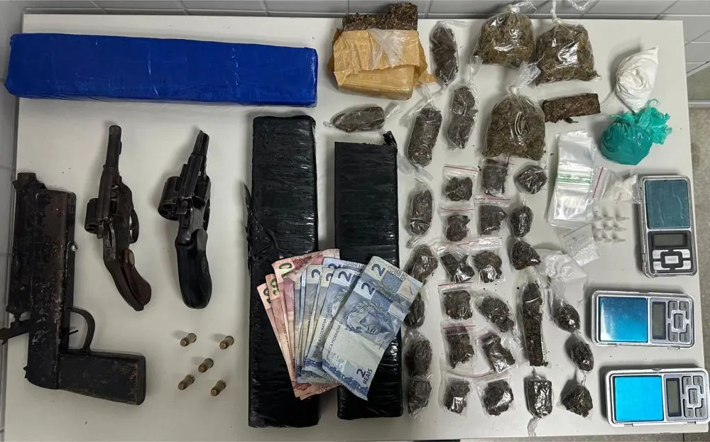 Polícia apreende armas e drogas em ação contra o tráfico no bairro Ponto Certo