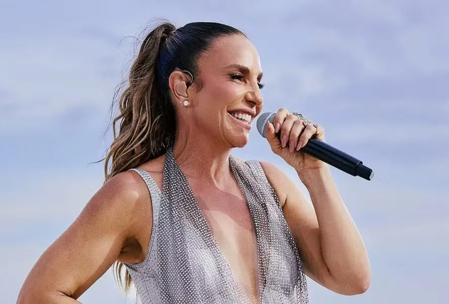 Ivete Sangalo faz apresentação surpresa em festa de aniversário em Salvador