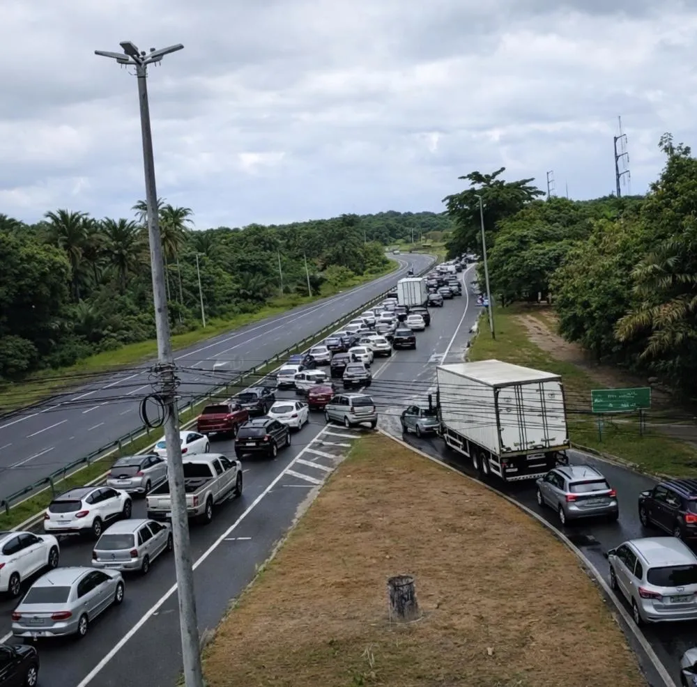 Obras na Linha Verde provocam congestionamento de até 14 km entre Camaçari e Mata de São João