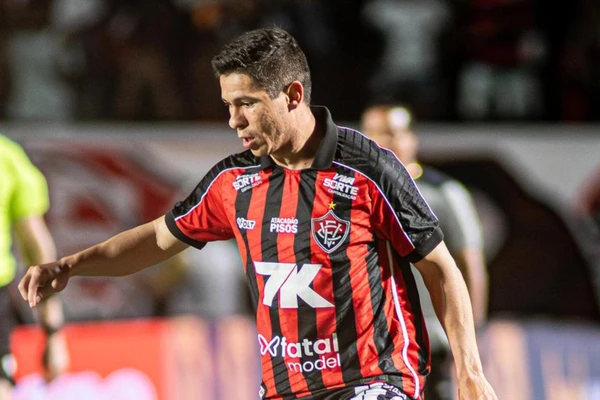 Osvaldo renova contrato com o Vitória e segue no clube até junho de 2026
