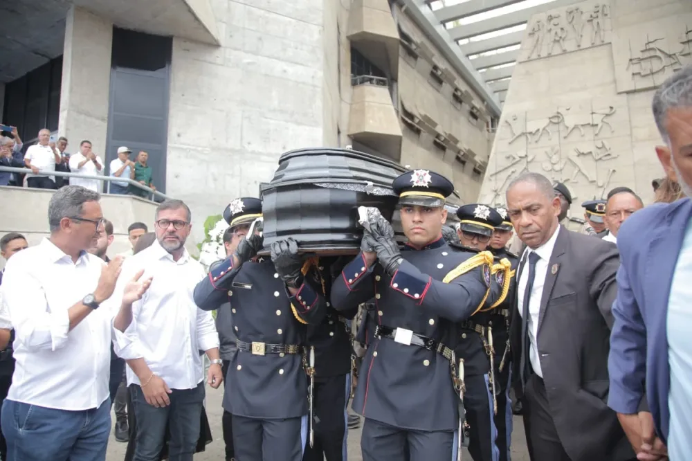 Deputado Alan Sanches é sepultado em Salvador sob homenagens de autoridades e familiares