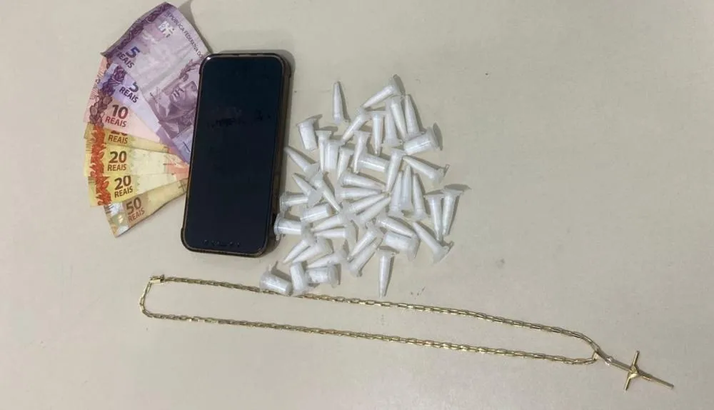 Homem é preso por tráfico de drogas em Praia do Forte após tentar fugir da polícia