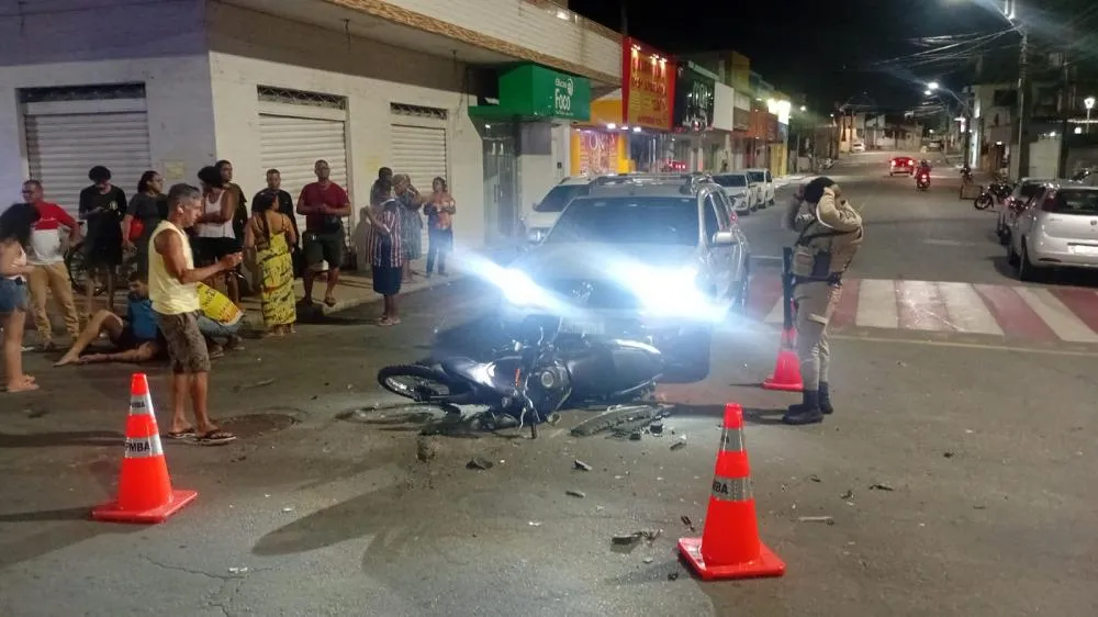 Motociclista fica ferido após colisão com carro no Centro de Mata de São João