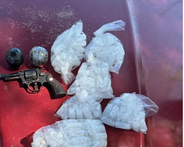 PM prende integrantes de torcida organizada com armas, drogas e explosivos em Salvador