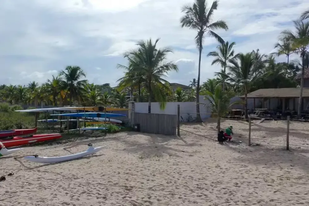 Construção de beach club milionário da família Vorcaro é barrada na Bahia