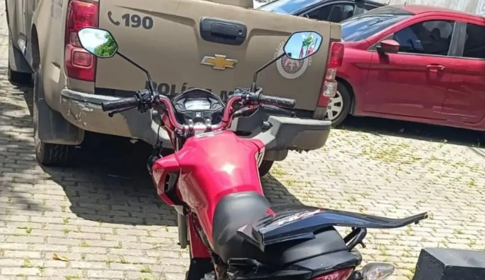 PM recupera motocicleta com restrição de furto/roubo no bairro Montenegro