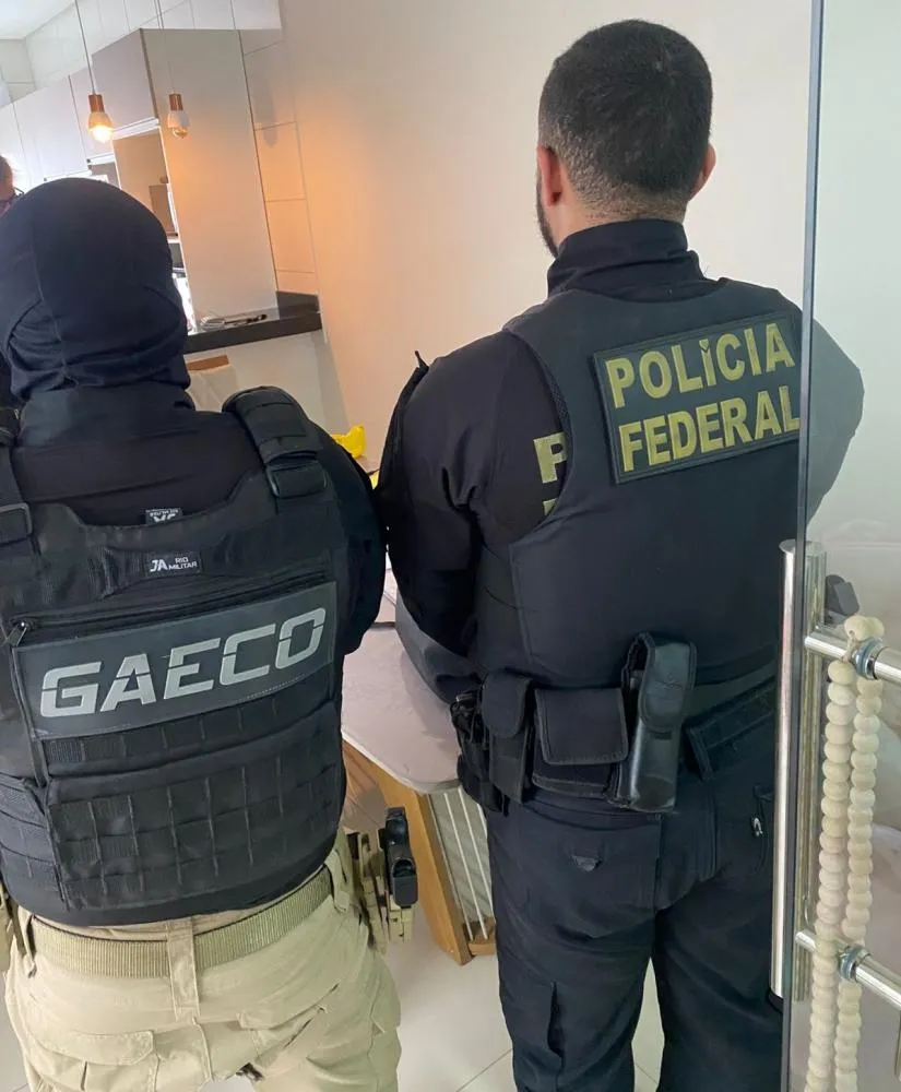 Lojistas e PMs são investigados por fornecer armas a facções criminosas