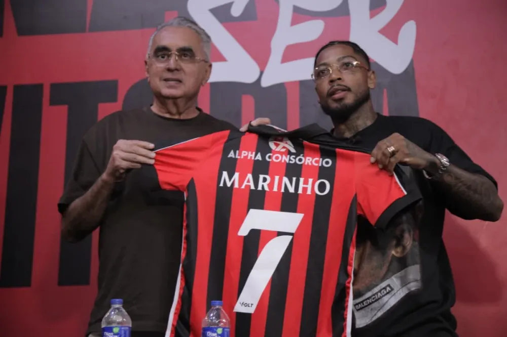 Torcedores do Vitória lotam shopping de Salvador para reapresentação de Marinho