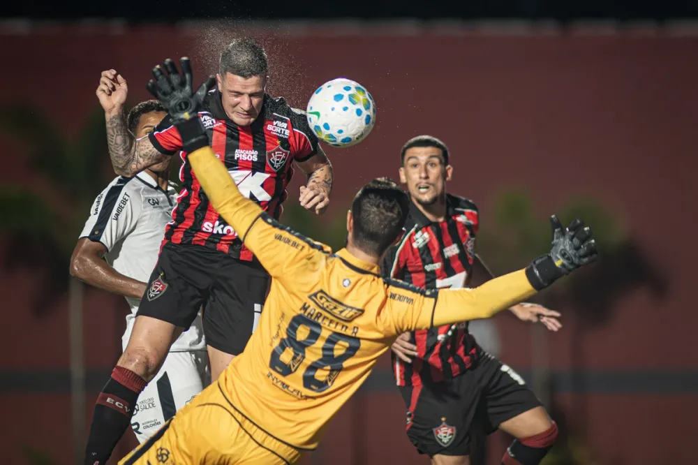 Vitória vence o Remo por 2 a 0 no Barradão na estreia do Campeonato Brasileiro