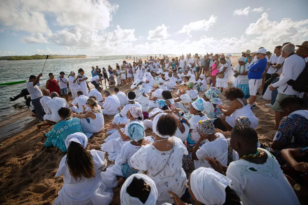 Praia de Buraquinho recebe Festa de Iemanjá com cortejo religioso, música e entrega de oferendas