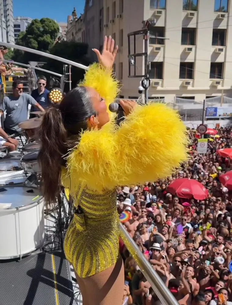 Ivete Sangalo se emociona ao homenagear Preta Gil no Carnaval de rua do Rio