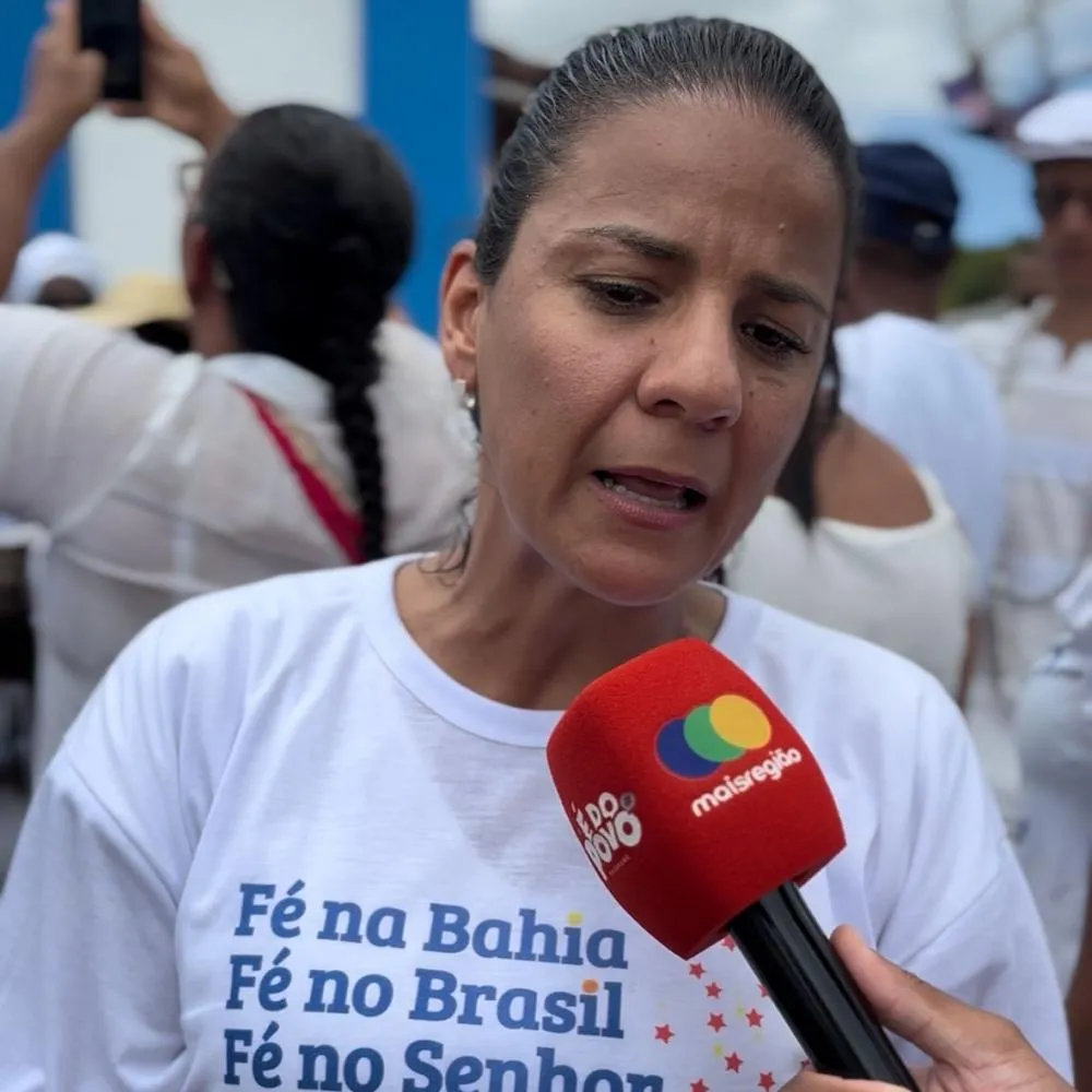 Secretária Estadual de Educação participa da Lavagem do Bonfim e reconhece atraso na entrega da nova escola