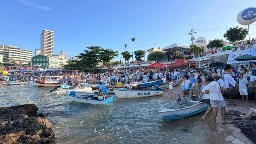 Festa de Iemanjá reúne milhares de fiéis no Rio Vermelho, em Salvador