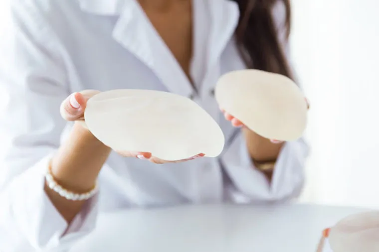 Influenciadora é diagnosticada com câncer raro ligado ao silicone
