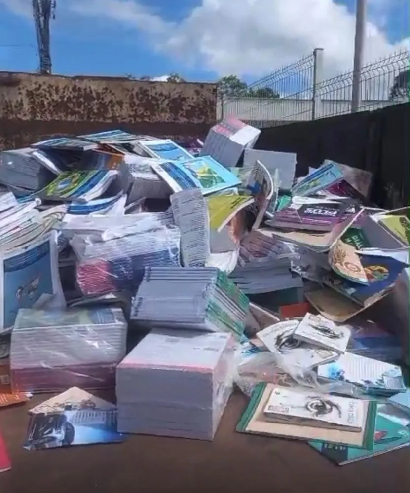 Denúncia aponta descarte de livros em bom estado em colégio estadual de Mata de São João