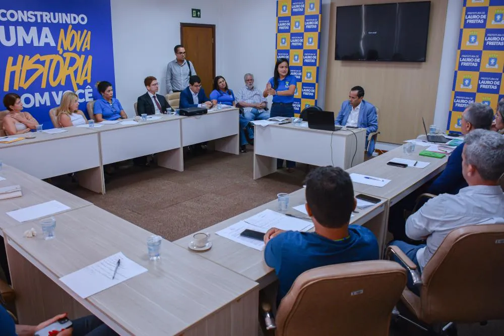 Prefeita Débora Regis se reúne com associações e cria comissão para discutir IPTU 2026