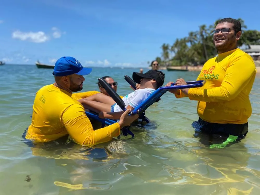 Projeto Praia para Todos garante acesso ao mar a cadeirantes em Mata de São João