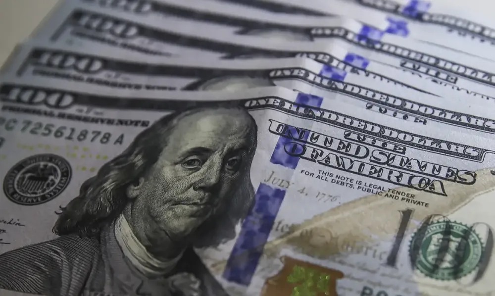 Dólar cai para R$ 5,22, em linha com o mercado externo