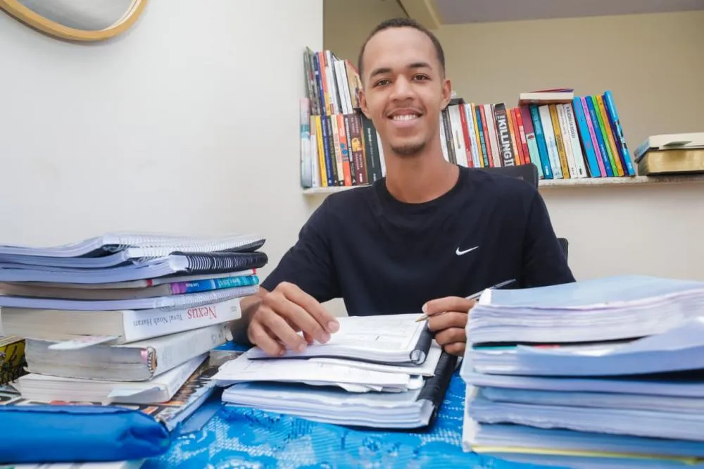 Conheça a história do jovem de Arembepe aprovado em Medicina na UFBA e na USP