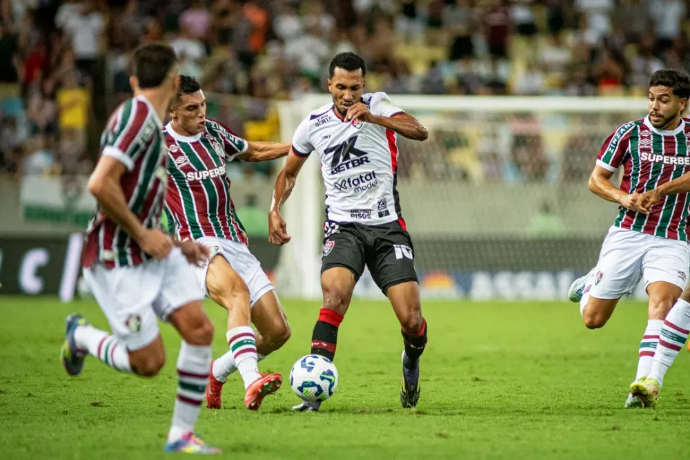 Vitória encaminha saída de Lucas Braga para rival