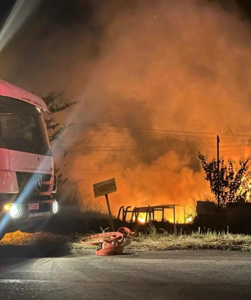 Incêndio de grandes proporções em área de vegetação mobiliza equipes da Guarda Civil e da Defesa Civil, em Pojuca