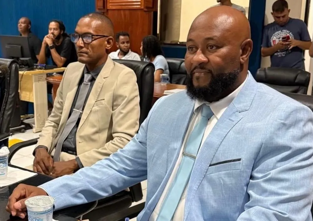 Eduardo Cruel e Pastor Júnior tomam posse na Câmara de Dias d’Ávila após decisões da Justiça Eleitoral