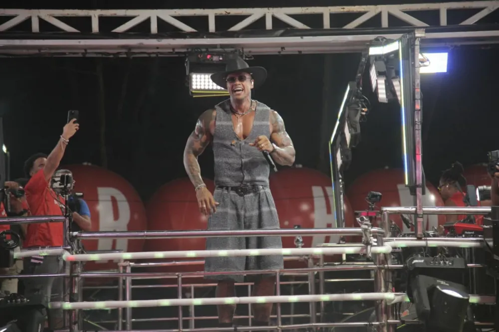 Pipoco: Léo Santana arrasta multidão em pré-carnaval de Salvador