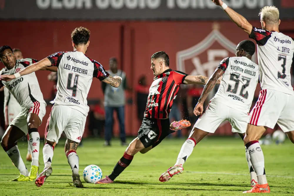 Vitória perde pênalti e é derrotado pelo Flamengo no Barradão