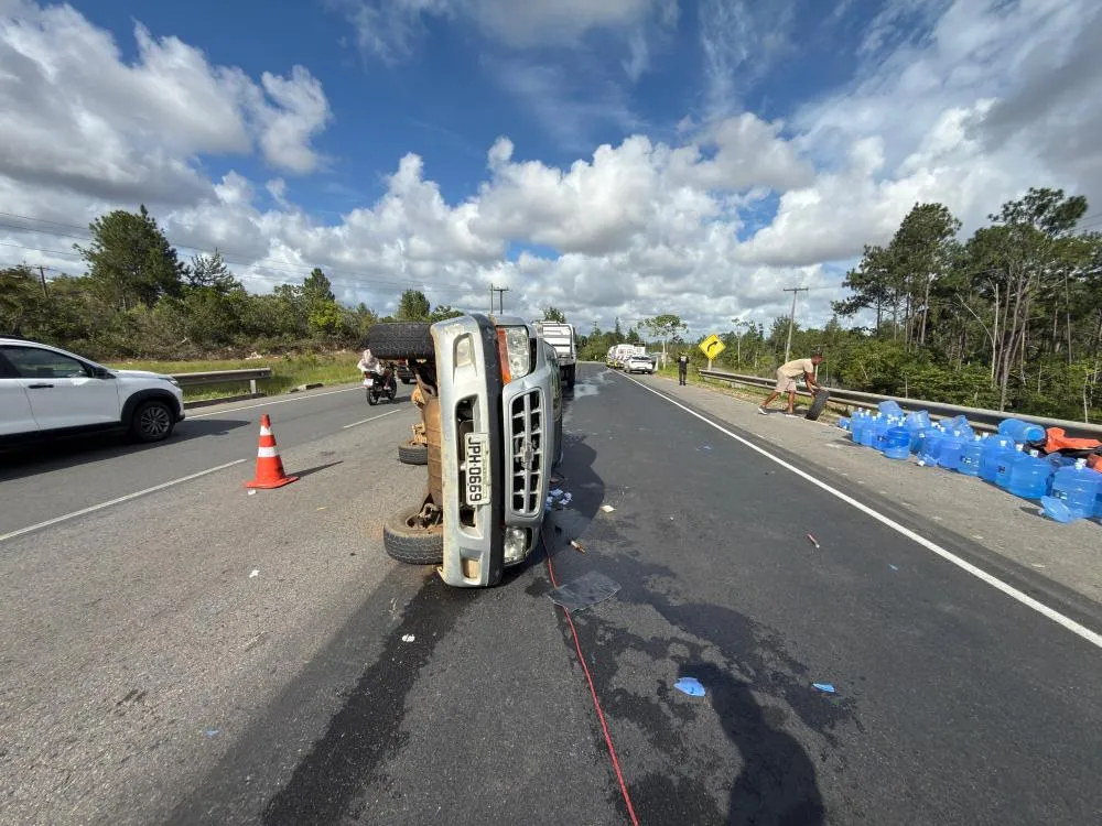 Acidente na BA-535 deixa motorista ferido após pneu se soltar e provocar capotamento