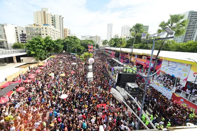Homem é baleado após briga generalizada em circuito de carnaval em Salvador