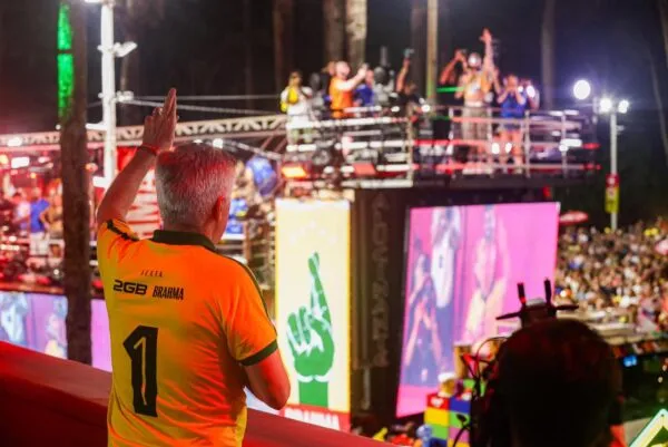 Ancelotti curte Carnaval de Salvador e recebe ‘bênção’ de Leo Santana