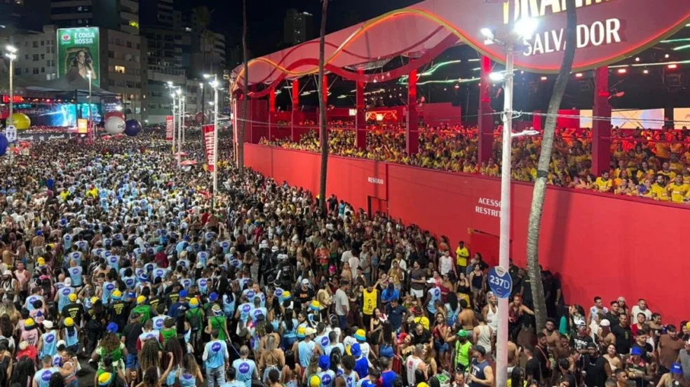 Mulher baleada no olho durante briga no carnaval de Salvador perdeu a visão, diz família