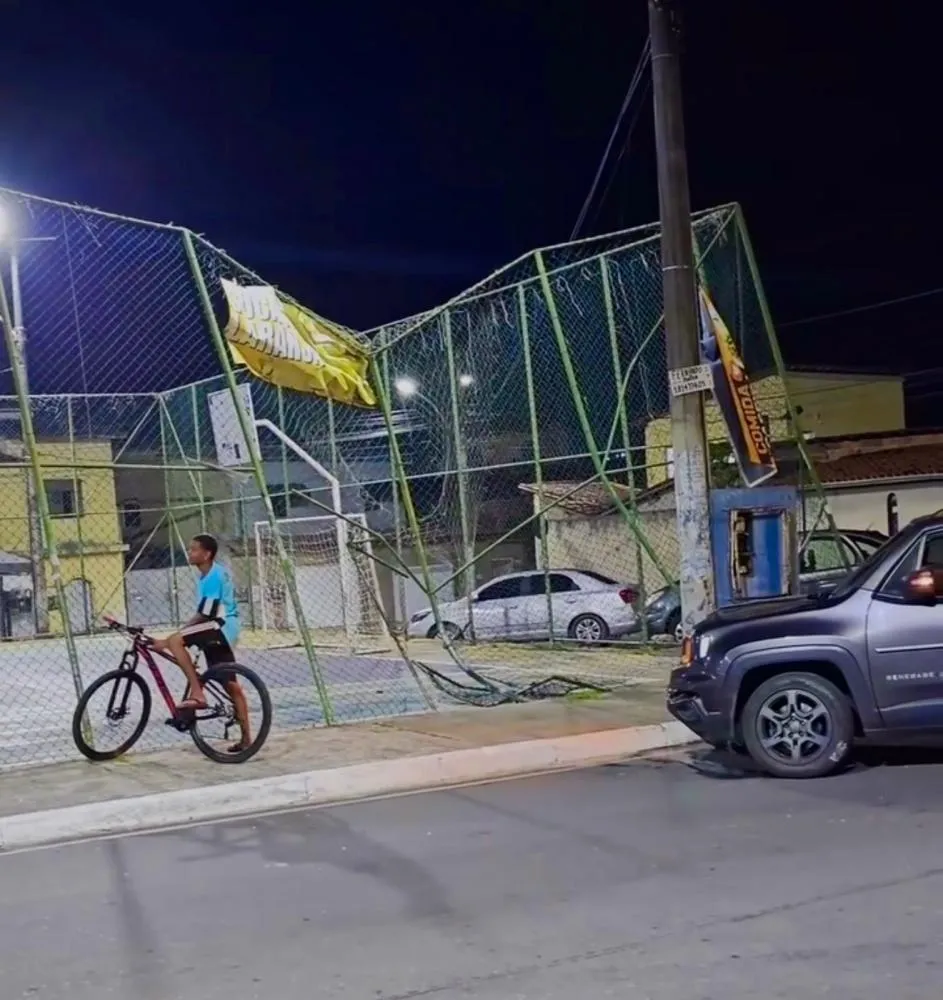 Médica perde controle de veículo e invade quadra de futebol na Piaçaveira