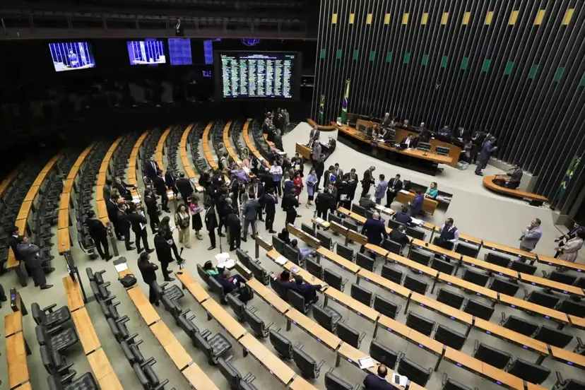 Reajuste de 9% para servidores do Congresso começa a valer após polêmica