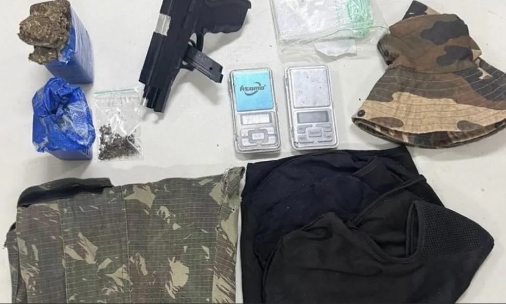 Polícia Militar apreende simulacro de arma e drogas no Bosque em Dias d’Ávila